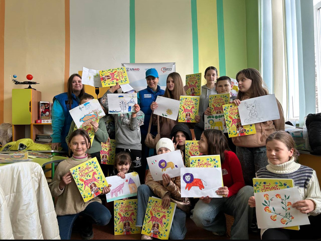 Books and art therapy delivered to children on Ukraine's frontlines
